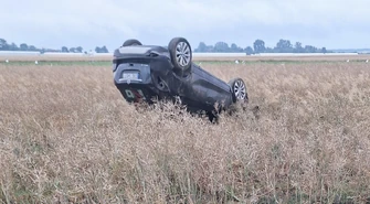 Uderzyła w tył Opla. Samochód uderzył w drzewo, dachował i wylądował w polu