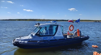 Policyjna interwencja na Zalewie Sulejowskim. Policjanci pomogli dwóm osobom
