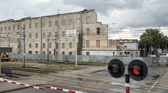 Wyburzanie starego młyna w Piotrkowie. Historyczny obiekt przy ul. Słowackiego znika z krajobrazu miasta