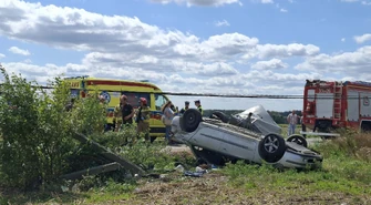Renault uderzyło w słup i dachowało. Lądował śmigłowiec LPR