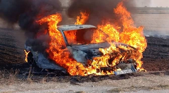 Audi doszczętnie spłonęło na polnej drodze 