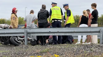 Motocyklista uderzył w bariery na zjeździe z A1 na S8. Ratownicy mieli problem z dojazdem