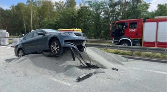 Skoda zawisła na hałdzie żwiru na remontowanej S8. 60-latek trafił do szpitala