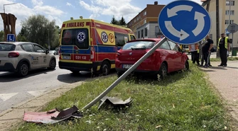 Seat wypadł z ronda i potrącił mężczyznę koszącego trawnik 
