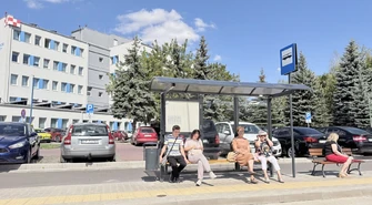 Seniorzy i pacjenci korzystają z tego przystanku. Dlaczego wiata jest tak mała?