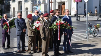 Delegacje złożyły kwiaty pod pomnikiem Nieznanego Żołnierza. Piotrków uczcił Święto Wojska Polskiego
