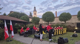 Koncert "Muzyka dla Pokoju" odbył się w Ogródku Literackim przy Gminnej Bibliotece Publicznej w Rozprzy