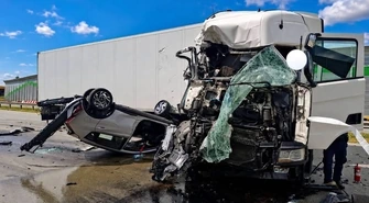 Zderzenie dwóch ciężarówek na A1 pod Piotrkowem. Z lawety spadły nowe samochody ZDJĘCIA