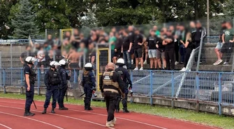 Kibice GKS-u Bełchatów zdemolowali sektor gości w Kutnie. Interweniowała policja, przerwano mecz
