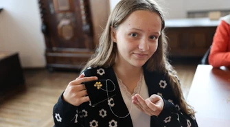 Tak wygląda nauka przez tradycję. Młodzież rzeźbiła i haftowała w piotrkowskim muzeum