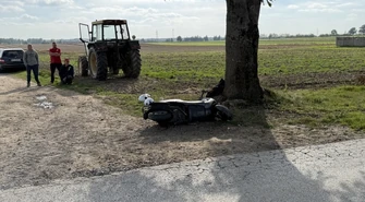 Dwie osoby ranne w zderzeniu motoroweru z traktorem