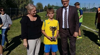 Sportowa rywalizacja uczniów. Szkoła z Moszczenicy z Pucharem Wójta