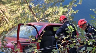 Samochód zawisł nad wodą. Widowiskowe ćwiczenia strażaków na Wapiennikach