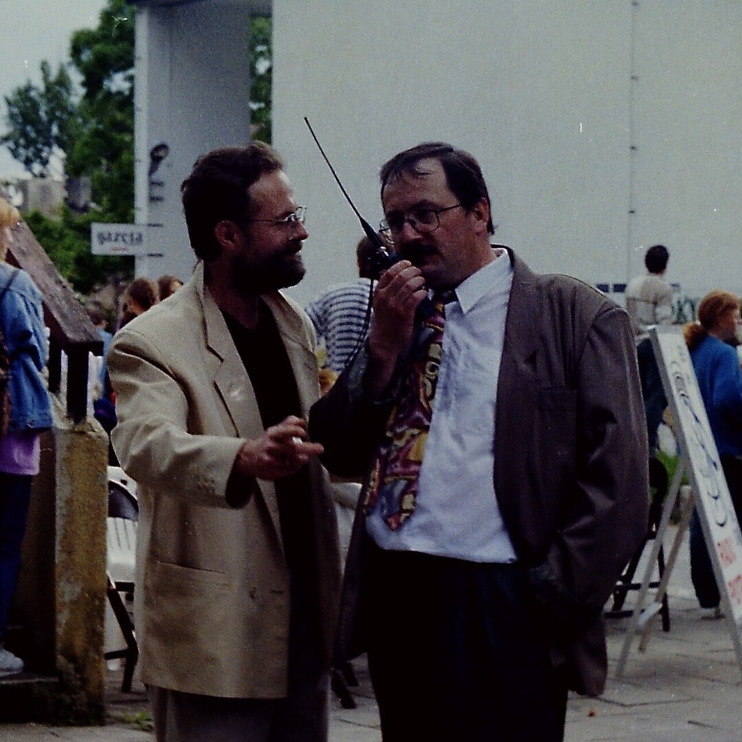 Stanisław Piotr Gajda i Tomasz Stachaczyk dają znak przez radiotelefon - archiwum Radia Piotrków 1994 rok. Stanisław Piotr Gajda i Tomasz Stachaczyk dają znak przez radiotelefon - archiwum Radia Piotrków 1994 rok.