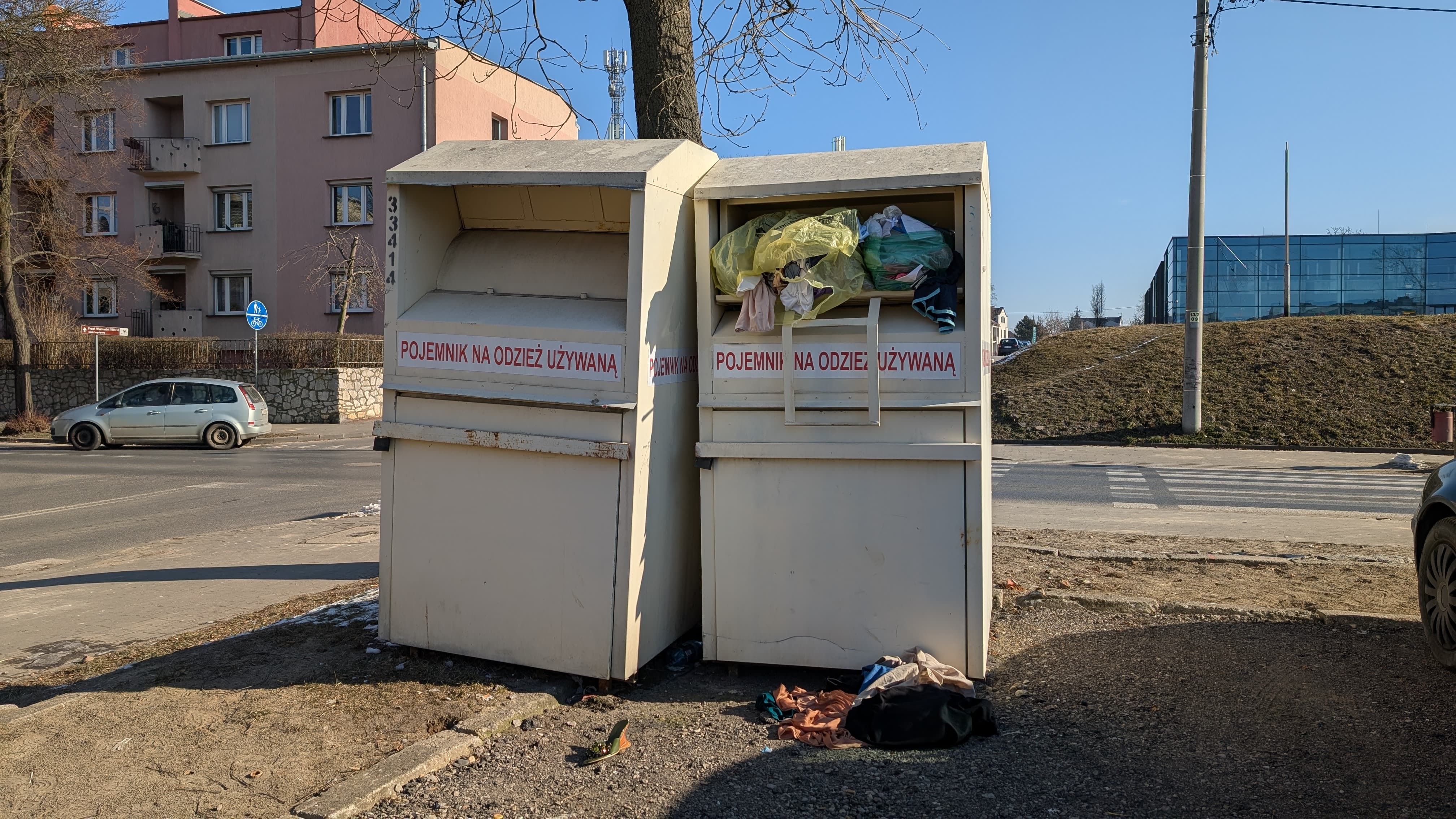 Pojemniki, do których wyrzucamy niechcianą odzież, mają być uporządkowane.