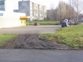 Ul. Dmowskiego rg Sygietyskiego - dziki przejazd przez trawnik na parking przed 