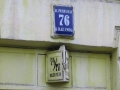 Tabliczka z dawn nazw ulicy
