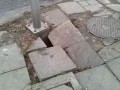Dziura w chodniku 